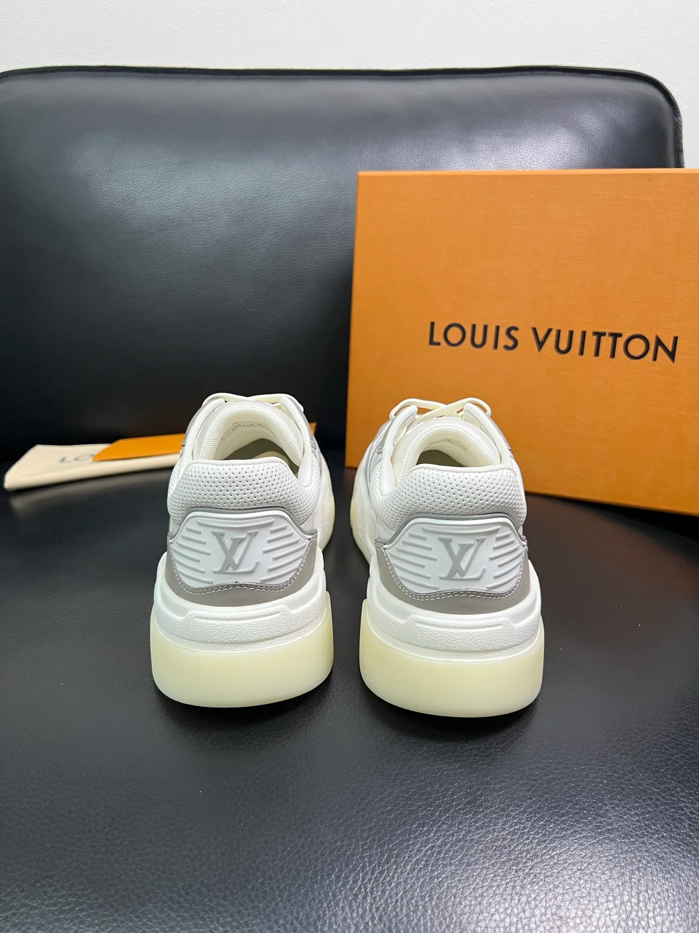 Men's shoes 💰900 Lv top purchase Louis Vuitton, counter synchronization, uppers imported from Italy cowhide, imported mesh padding soft and comfortable, soles: original soles specially provided by the original factory, T men's shoes 💰U exclusive movable molded soles super comfortable, original factory and single goods, high quality, welcome to compare, code number 38-44 (customized 45) 85883